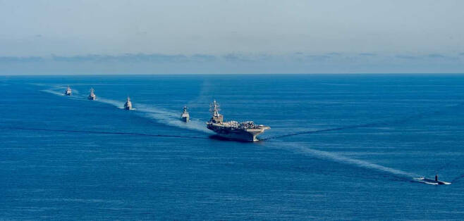 한미일 대잠수함전 훈련 참가전력들이 30일 동해 공해상에서 기동훈련을 하고 있다. 사진 오른쪽 선두부터 미 원자력추진 잠수함 아나폴리스함(SSN), 핵추진 항공모함 로널드 레이건함(CVN), 한국 구축함 문무대왕함(DDH-II), 일본 구축함 아사히함(DD), 그리고 미 이지스구축함 벤폴드함(DDG)과 순양함 첸슬러스빌함(CG). [해군 제공]