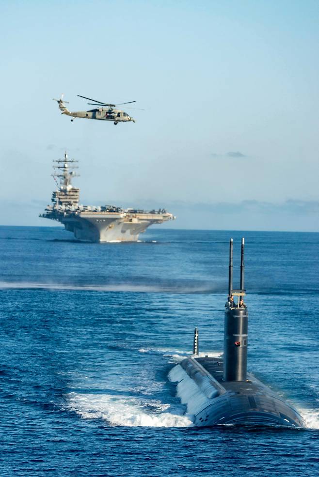 한미일 대잠수함전 훈련에 참가한 미국 측 전력들이 30일 동해 공해상에서 기동훈련을 실시중이다. 사진 앞쪽부터 미 원자력추진 잠수함 아나폴리스함(SSN), 핵추진 항공모함 로널드 레이건함(CVN), 해상작전헬기 MH-60 시호크. [해군 제공]