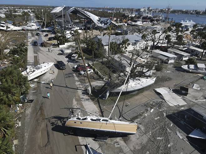 29일(현지시간) 허리케인 ‘이언’(Ian)이 휩쓸고 간 미국 플로리다주 포트마이어스 비치.AP 연합뉴스