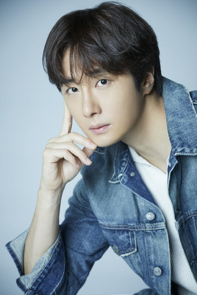 Actor Jung Il-woo, who played the role of Sun Woo in the ENA drama Good Job, announced that he was battling a brain aneurysm for 9 years.Jung Il-woo was diagnosed with a cerebral aneurysm in 2013, at the age of 27.Jung Il-woo, who was depressed, climbed the Santago route a month later and fell into the fun of walking.I thought I wanted to walk Santago before, I dont think anything about walking 40km a day, just the idea of dying.I loved the people I met there, the freedom, the comfort, and the time I spent alone living like a war with dozens of staff.I think it was the happiest time in my life. After the battle, life changed greatly. Jung Il-woo said, Before that time, I had a lot of impatience and a lot of negative thoughts, but I changed positive.I also learned what small happiness is. I realized that happiness does not come from a big place. Good Job, which ends on the 29th, is a hero-mantic investigative drama that is played by chaebol Monk Eun Sun Woo and ultra-visual power man Sarah (Kwon Yuririri Ri).I have been preparing and filming Good Job for a whole year. This work was a work that I felt as an actor.There were many shots and ad-libs as the bishop changed the scripts ambassadors and situations, like the director.I was doing a lot of work to make things that were not in the script, so I was more affectionate than any other work, and the chemistry between the actors was good.I think the luck will last a long time, he said.Jung Il-woo was a 12-part story, but it seems to have done 30 episodes in the sense of experience. There were many incidents while shooting.During the filming, the ankle ligament was cut off and the filming was stopped for three weeks. He was caught in Corona 19 just before shooting and was rested for about two weeks.I should have finished the film because the shooting was delayed, but I finished the shooting four days ago. I do not feel like it is over yet. When asked why he chose Good Job, Jung Il-woo said, I read the plan fun. I have never tried the genre.It seemed to be a work that can be seen pleasantly and comfortably as romance goes in here. What was bothering me was how to balance our drama because it was like a sitcom and a genre, he said. At the hospital scene, I ran to Kwon Yuririri Ri with baby ~, which was Adlib.I was worried that the character was not broken, but it seems to be the taste of our drama. It is a bit sick. Good Job is a sequel to Wooyoung Woo, a strange lawyer who ended with a highest audience rating of 17.5%.Jung Il-woo said, I was a positive response. The recognition of ENA channel has increased due to Wooyoungwoo, and the awareness of our drama has naturally increased.I think it is because of Wooyoungwoo. If it was not burdened, it would be a lie, but those things came to be positive, and now I did not think the channel was important.When I shot the work Bossam - steal the fate, I was worried that I did not see a lot of MBN drama around me, but the audience rating was close to 10%.I thought it did not matter where I broadcast it because I got word of mouth when I got out of the work well. I said, If the first goal is over 3%, I would not wish it. No matter how well the previous work comes out, the next work will not take over.I started with the idea of starting at zero, and I was over 3% and I was in the first place in the tree drama. I am so satisfied. Jung Il-woo followed Kwon Yuririri Ri and Bossam in succession.He said, It was much easier because it was the second time. In Bossam, there was no kissing god, so the director of Good Job prepared a lot of kissing gods in the field to shoot them beautifully.It was his idea to sit at a desk and then sit on his lap, but it seems to be well contained. Kwon Yuriririri is good at Reed.Kwon Yuriririri is positive and acting very active. He has a lot of ideas and greed. Of course there were worries, too: Jung Il-woo said: I was worried when the first coach recommended Kwon Yuriririri.I thought that the charm of Kwon Yuriririri was always enough in the character of Don Sarah.When I read the script, I felt that Sarah was much more attractive than Sun Woo at the beginning, so I actively told Kwon Yuriririri that I think you can do well.I want to say thank you for digesting so well and thank you for your hard work. However, some people say that they are dating for two consecutive works. Jung Il-woo emphasized that he is a good colleague and friend.Jung Il-woo also told me of his thirst for villains: I dont think its time to play the villain, but I think we should try to transform the image by playing the villain forty years ago.We have four years left, he said.Jung Il-woo, who has become 17 years old in his debut, said, I think it should have been more broken and hard in his twenties.I have been sick in my work, betrayed, hurt, and hardened, and there is always a regret that if I did more work, I would be a better actor.I am working without resting in my thirties, and I am acting because I think that it will be a better actor in my 40s. Asked about the remaining plans this year, Jung Il-woo said, There is a Japanese fan meeting tour all October. November has a movie release, so I think it will be busy until the end of the year.I personally want to walk or have time alone if I have time to spare. For a year of Good Job, the meaning of the work to me was Good Job. Time with everyone I was with was good.I think it will be a work that can be talked about for a long time as it is talking about the army regardless of the success of the work. 