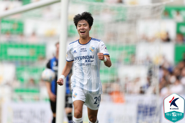울산 최기윤이 1일 인천전에서 선제골을 넣고 기뻐하고 있다. 제공 | 한국프로축구연맹