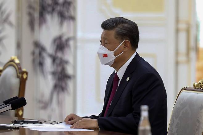 시진핑 중국 국가주석이 지난 9월 16일 우즈베키스탄 사마르칸트에서 열린 상하이 협력기구 정상회의(SCO)에 마스크를 쓰고 참석하고 있다./UPI 연합뉴스