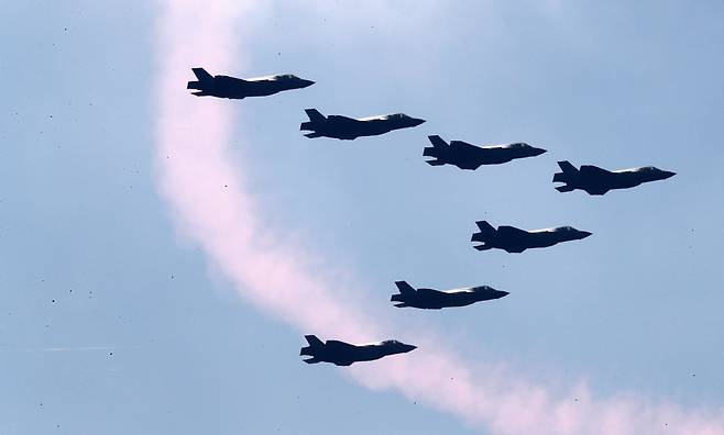 국방부는 1일 충남 계룡대 대연병장에서 제74주년 국군의 날 기념행사를 개최했다. 국군의날 미디어데이 행사에서 F-35A 편대가 시범비행을 펼치고 있다. [연합]