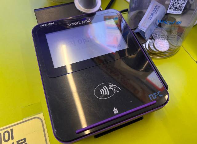 NFC 결제가 가능한 단말기. 현재 국내엔 편의점 등에만 소수 보급된 상태다. / 사진=김민성 기자 mnsung@