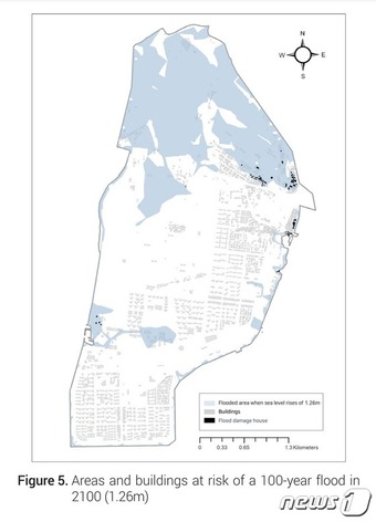 2100년 해일고가 1.26m까지 높아졌을 경우 100년 빈도 침수 피해가 발생할 가능성이 높은 지역이 파란색으로 표시돼 있다. (국토계획 제57권 제4호) ⓒ 뉴스1