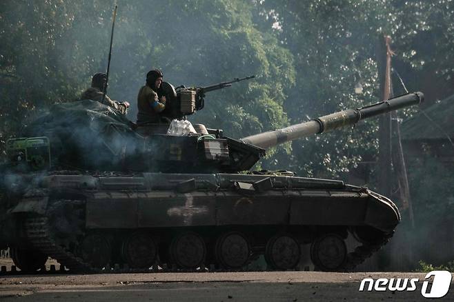 지난달 29일(현지시간) 우크라이나군이 쿠피안스크에서 탱크를 타고 이동하고 있다. ⓒ AFP=뉴스1 ⓒ News1 우동명 기자