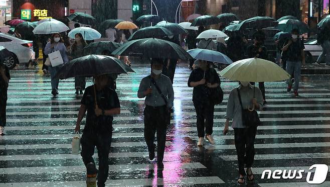 지난 9월 5일 오후 서울 강남대로 횡단보도에서 우산을 쓴 시민들이 발걸음을 재촉하고 있다. 2022.9.5/뉴스1 ⓒ News1 박세연 기자
