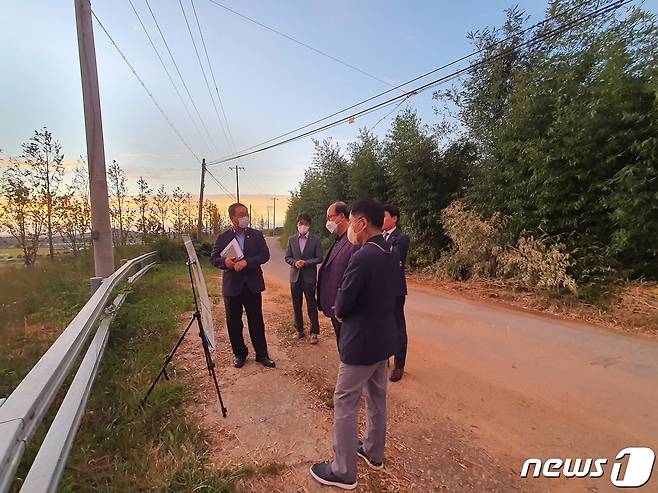 전북 고창군이 지방소멸 위기 극복과 지역 경제 활성화를 위해 기업 유치에 사활을 걸고 있다. 고창군청 최주화 기업유치팀장(왼쪽)이 투자지원단과 기업 대표들에게 고창일반산업단지 부지에서 기업별 맞춤형 지원제도에 대해 설명을 하고 있다.2022.10.2/뉴스1 박제철