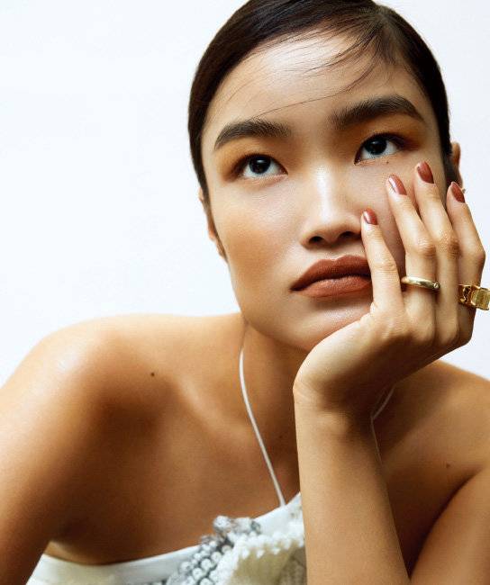 니트 톱 기준. 이어 커프와 반지 모두 스타일리스트 소장품.