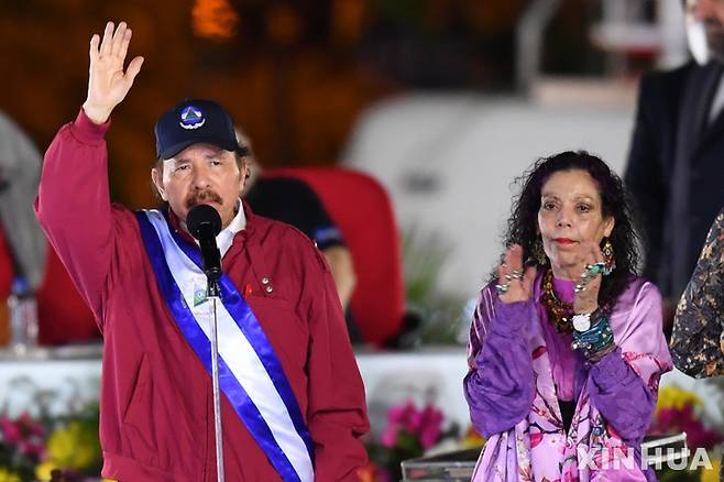 [ 마나구아( 니카라과)= 신화/뉴시스]올 해 1월 11일 취임식에서 인사하는 다니엘 오르테가 니카라과 대통령과 부인 로사리오 무리요 부통령.