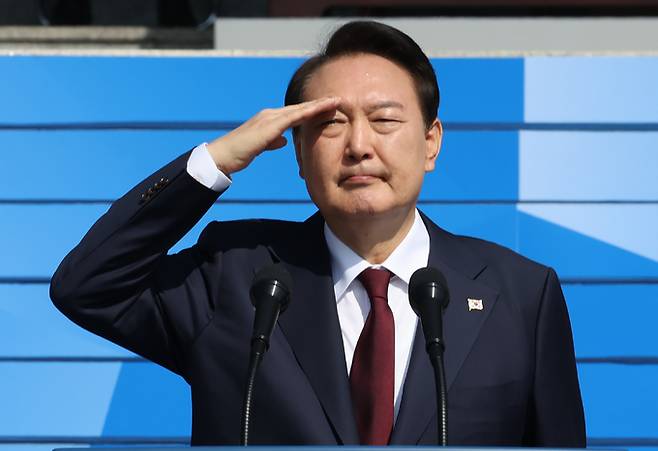 윤석열 대통령이 지난 1일 오전 충남 계룡대 대연병장에서 열린 건군 ‘제74주년 국군의 날’기념식에서 거수경례를 하고 있다. 계룡=연합뉴스