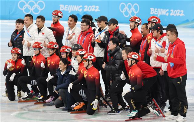 빅토르안(한국명 안현수) 코치를 비롯한 중국 쇼트트랙 국가대표팀 코치진과 선수들이 15일 중국 베이징 수도실내체육관에서 마지막 훈련을 마친 후 기념촬영하고 있다. 2022.2.15뉴스1