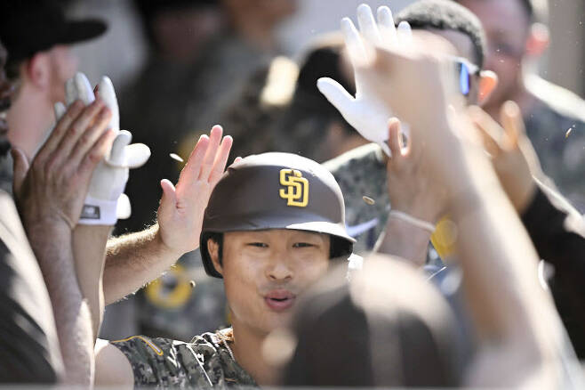김하성이 3일 열린 MLB 시카고 화이트삭스전에서 솔로 홈런을 때려낸 뒤 샌디에이고 팀 동료들에게 축하를 받고 있다.(사진=AFPBBNews)