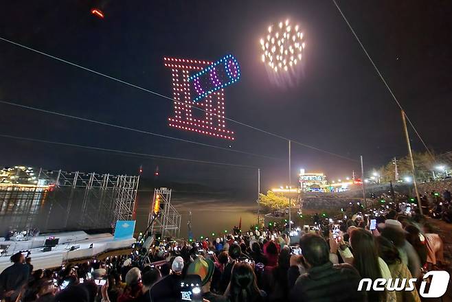 지난달 30일 오후 ‘2022 울돌목 페스타 명량, 빛을 품다’란 주제로 진도 녹진관광지 및 해남 우수영관광지에서 열린 ‘2022 명량대첩축제’에서 드론이 불꽃을 분출하며 일자진을 재현하고 있다.(전남도 제공) 2022.10.3/뉴스1 ⓒ News1