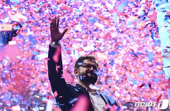 가브리엘 보락 칠레 대통령이 작년 12월 산티아고에서 결선 투표 승리 뒤 지지자들에게 손을 흔들고 있다. ⓒ AFP=뉴스1 ⓒ News1 우동명 기자