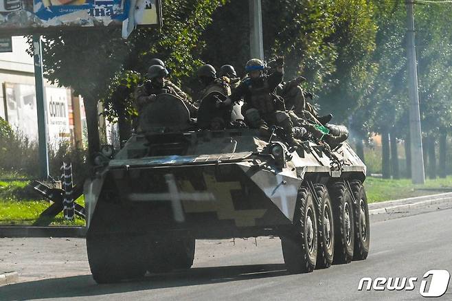 29일 (현지시간) 우크라이나 크라마토르스크에서 병사들이 보병 전투 차량을 타고 이동을 하고 있다. ⓒ AFP=뉴스1 ⓒ News1 우동명 기자