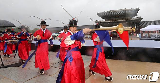 전국 수문장들이 3일 오후 서울 경복궁 흥례문 광장에서 수문장 임명의식 특별행사를 진행하고 있다. 2022.10.3/뉴스1 ⓒ News1 박지혜 기자
