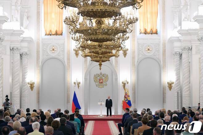 <자료 사진> 블라디미르 푸틴 러시아 대통령이 모스크바의 크렘린에서 하원인 두마 의원들을 초청해 연설을 준비하고 있다. ⓒ AFP=뉴스1 ⓒ News1 우동명 기자