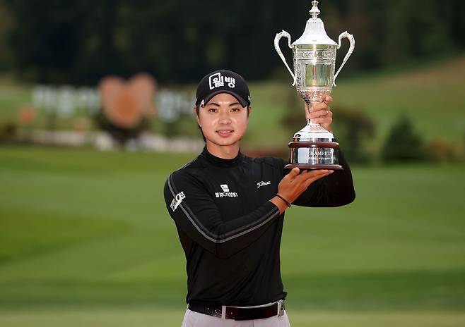 이형준이 3년 4개월 만에 한국프로골프(KPGA) 코리안투어 정상에 다시 올랐다. 이형준은 2일 경기도 여주시 페럼 클럽(파72)에서 열린 KPGA 코리안투어 현대해상 최경주 인비테이셔널(총상금 12억5천만 원) 최종일 연장 승부 끝에 이동민을 따돌리고 우승했다. 사진은 이날 경기를 마친 뒤 트로피를 든 이형준. /KPGA