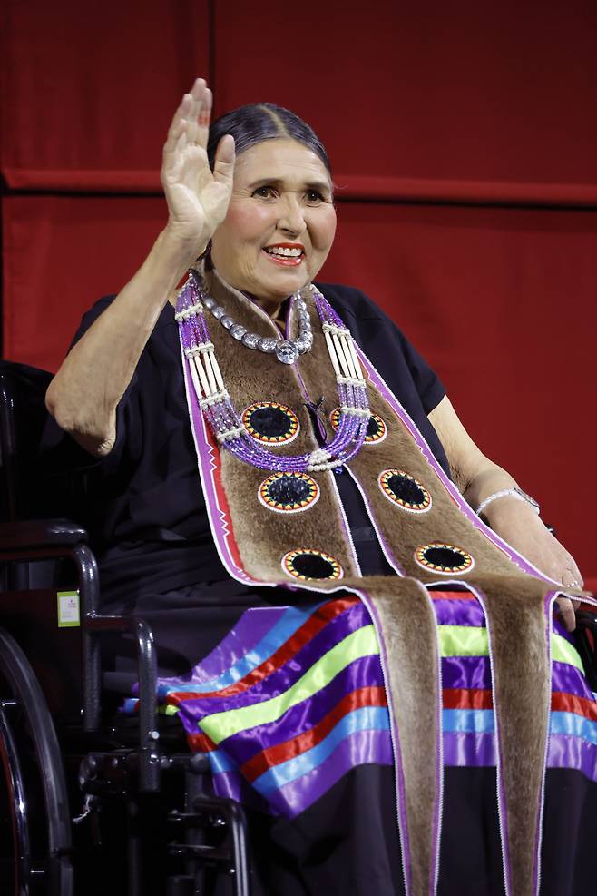 <YONHAP PHOTO-3241> LOS ANGELES, CALIFORNIA - SEPTEMBER 17: Sacheen Littlefeather on stage at AMPAS Presents An Evening with Sacheen Littlefeather at Academy Museum of Motion Pictures on September 17, 2022 in Los Angeles, California.   Frazer Harrison/Getty Images/AFP/2022-09-18 16:45:42/ <저작권자 ⓒ 1980-2022 ㈜연합뉴스. 무단 전재 재배포 금지.>