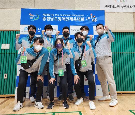 미래엔서해에너지(박영수 대표이사)의 한마음봉사단은 지난 제28회 충청남도 장애인체육대회 자원봉사에 참여했다. 사진 = 미래엔서해에너지 제공