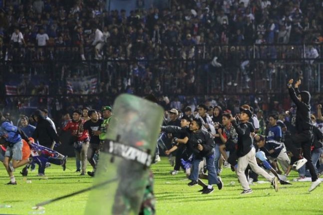 지난 1일 인도네시아 동부 자바 주 말랑 리젠시 칸주루한 축구장에서 열린 아레마 FC-페르세바야 수라바야전 종료 뒤 관중들이 그라운드에 난입했다. ⓒAP=뉴시스