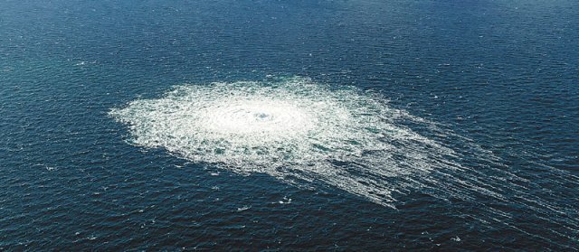 27일(현지 시간) 러시아에서 발트해를 거쳐 독일로 이어지는 ‘노르트스트림-2’ 가스관이 지나는 덴마크 보른홀름섬 인근 바다 표면에 가스 누출로 인한 소용돌이가 하얗게 일어나고 있다. 보른홀름=AP 뉴시스