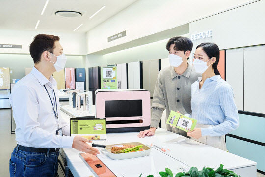 삼성 디지털프라자 강남본점에서 판매직원이 구매 고객에게 '삼성전자 멤버십 플랜'을 소개하고 있다.<삼성전자 제공>