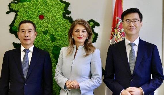 지난달 19일 정원정 기아 유럽권역본부장(왼쪽 첫번째)이 이재웅 주세르비아 대한민국 대사(세번째)와 함께 세르비아 타짜나 마티치 세르비아 통상·관광·통신부 장관(가운데)을 만나 부산 세계박람회 유치 지원을 호소했다. 사진=현대차그룹