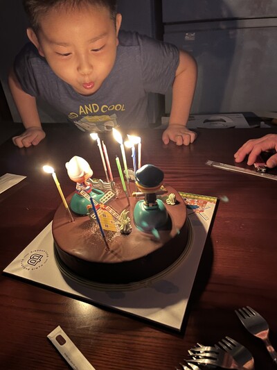 8살 생일 케이크를 받은 지수 어린이. 안순화씨 제공