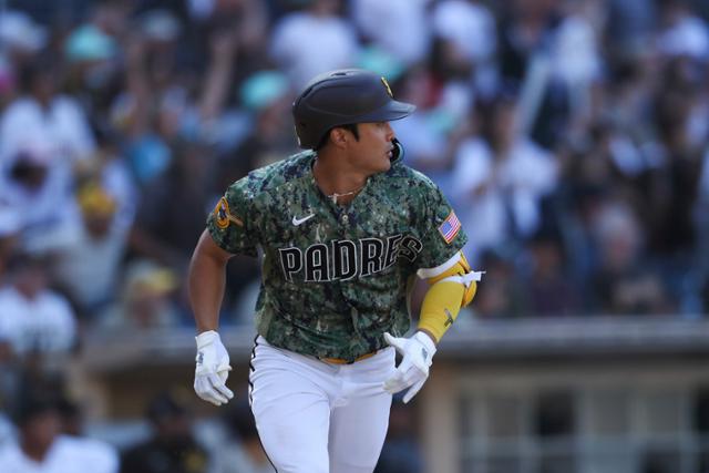 샌디에이고 김하성이 3일 미국 캘리포니아주 샌디에이고 펫코파크에서 열린 시카고 화이트삭스전에서 7회 솔로 홈런을 친 뒤 타구를 바라보고 있다. 샌디에이고=AP 연합뉴스
