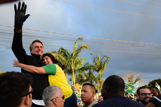 자이르 보우소나루 브라질 대통령이 지난 1일 산타카타리나주에서 유세중 지지자들에게 손을 흔들고 있다. AFP=연합뉴스