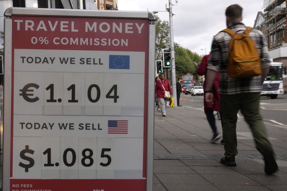 지난 23일 영국 런던의 한 환전소 앞에 파운드당 유로화와 달러화 환율이 적혀 있다. AP=연합뉴스