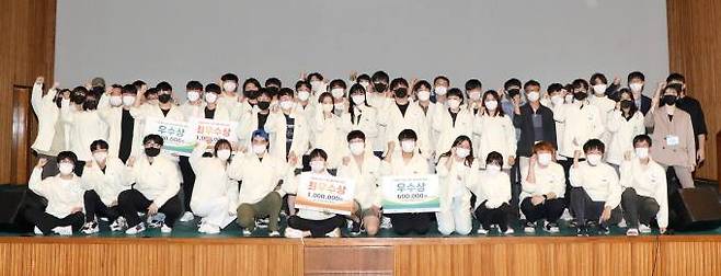 ‘제4회 2022 YNC 메이커톤 및 아이디어톤 대회’ 참석자들이 기념사진을 찍고 있다. (영남이공대 제공) 2022.10.03