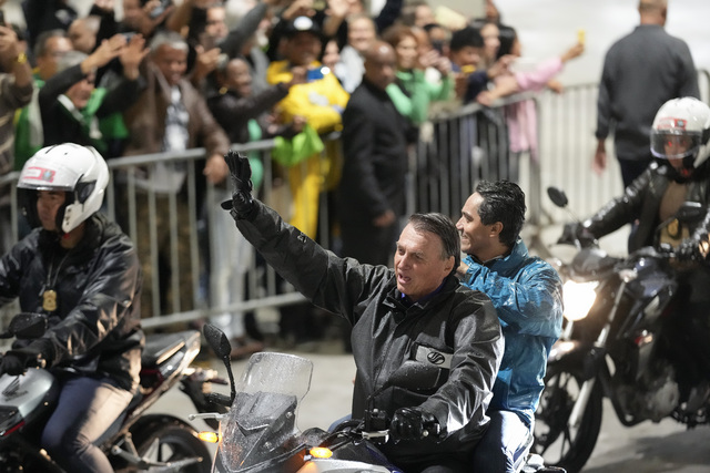 재선을 노리는 자이르 보우소나루 브라질 대통령이 28일(현지시간) 지방 도시 산토스 시내에서 오토바이 유세에 나서며 지지자들에게 손을 흔들고 있다. AP연합뉴스