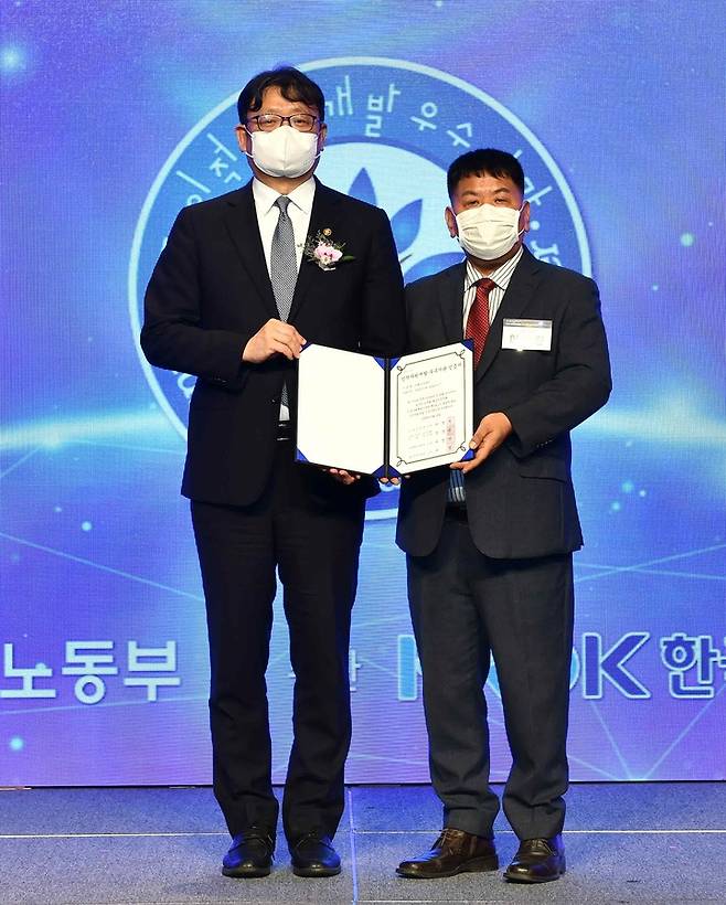 이성진(오른쪽) 대표가 인증서를 받고 있다. (사진=예스코리아 제공) *재판매 및 DB 금지