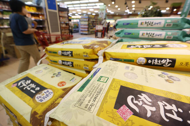 지난달 26일 서울의 한 대형마트에 진열된 쌀.    연합뉴스