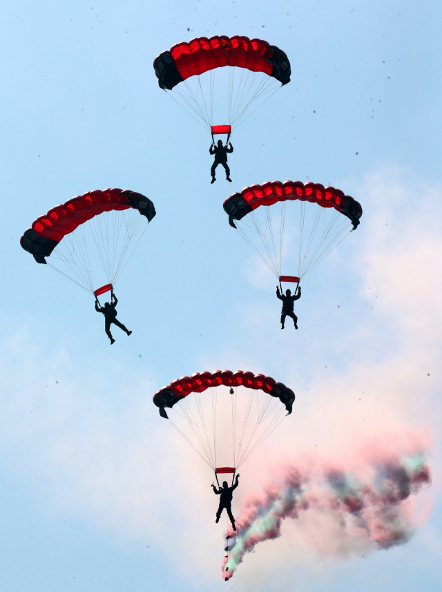 국군 특수부대 장병들이 지난 1일 충남 계룡시 계룡대에서 열린 제74주년 국군의날 기념식에서 4―WAY 고공 강하를 선보이고 있다. 연합뉴스