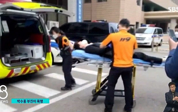 부친으로부터 폭행을 당한 방송인 박수홍씨가 병원에 후송되는 모습 (사진=SBS)