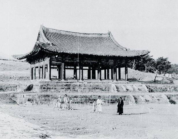 경희궁은 대원군 경복궁 중건공사 시작 넉달 만에 건축 자재용으로 '깨끗하게' 철거됐다. 폐허로 변한 경희궁 숭정전 주변 모습. 1899년 이후 로 추정된다./조선일보DB