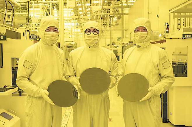 지난 6월 삼성전자 화성 반도체 공장에서 임직원들이 세계 최초로 3나노 공정으로 양산한 웨이퍼를 들고 있다. /삼성전자