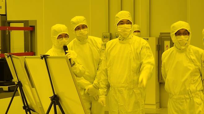 2021년 1월 삼성전자 이재용(오른쪽 둘째) 부회장이 삼성전자 평택 파운드리 공장을 찾아 관계자로부터 설명을 듣고 있다. /삼성전자