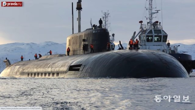 러시아 핵추진 잠수함 벨고로드. 선체 위에 있는 사람들과 비교해보면 엄청난 크기가 짐작된다. 러시아 매체 프라우다 유투브 캡처.