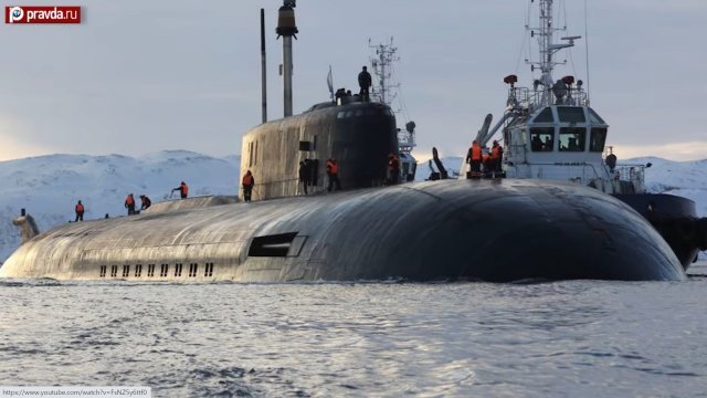 러시아 핵추진 잠수함 벨고로드. 선체 위에 있는 사람들과 비교해보면 엄청난 크기가 짐작된다. 러시아 매체 프라우다 유투브 캡처.