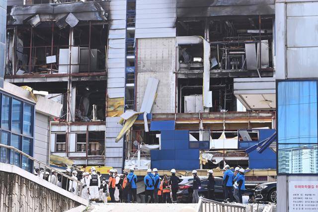 20대 작업자 한 명이 숨진 경기 화성시 향남읍 화일약품 화재현장에서 4일 오전 경찰과 소방,국과수 등 관계자들이 합동감식을 위해 현장으로 이동하고 있다. 뉴시스