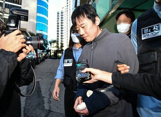 지난달 21일 신당역 살인사건의 피의자 전주환이 남대문경찰서에서 검찰로 이송되고 있다. 경찰은 신당역 여자 화장실에서 스토킹하던 동료 여성 역무원을 살해한 혐의로 구속한 전주환을 검찰로 송치했다. 연합뉴스