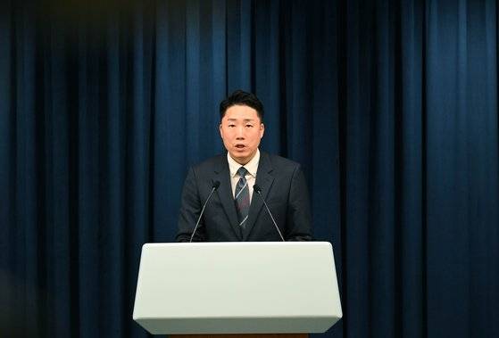 이재명 대통령실 부대변인이 4일 서울 용산 청사 브리핑실에서 현안관련 브리핑을 하고 있다. 사진 대통령실사진기자단