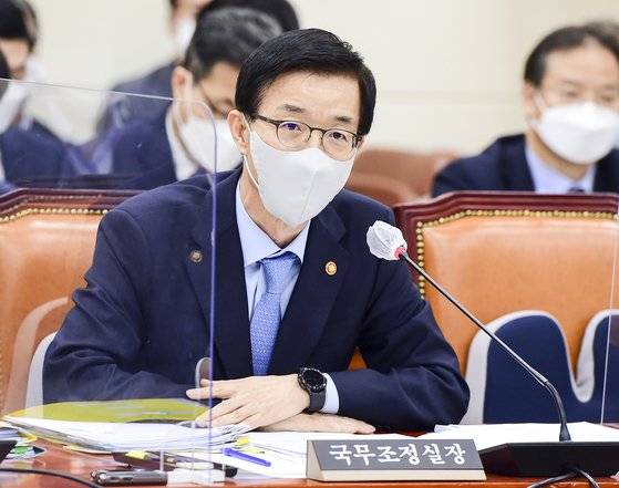 방문규 국무조정실장이 4일 국회에서 열린 총리실 국정감사에서 의원 질의에 답하고 있다. 총리실 국정감사엔 국무총리 대신 국무조정실장이 참석하는 것이 관례다. 장진영 기자