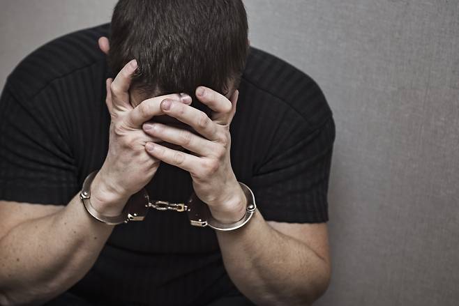 대법원 양형위원회는 지난 3월 28일 제115차 회의에서 ‘범행을 인정한 구체적 경위, 피해 회복 또는 재범 방지를 위한 자발적 노력 여부 등을 조사, 판단한 결과 피고인이 자신의 범행에 대하여 진심으로 뉘우치고 있다고 인정되는 경우’를 ‘진지한 반성’의 정의로 규정했다. (사진 출처=게티이미지뱅크, 이해를 돕기 위한 사진으로 기사 내용과 직접 관련 없음)