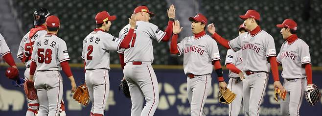 SSG가 4일 2022시즌 KBO리그 정규시즌 우승을 확정했다. 이날 2위 LG의 패배로 우승을 위한 매직넘버 1이 지워졌고, SSG는 리그 개막 이후 1위를 단 한 번도 놓치지 않은 팀이라는 첫 기록의 주인공도 됐다. 사진은 지난 4월 LG와의 경기에서 이기며 개막 후 10연승 한 뒤 기뻐하는 SSG 선수들의 모습. 연합뉴스